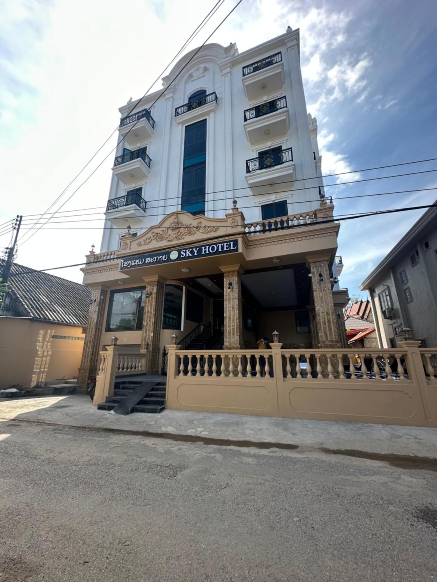 Sky Hotel Vang Vieng Exterior photo