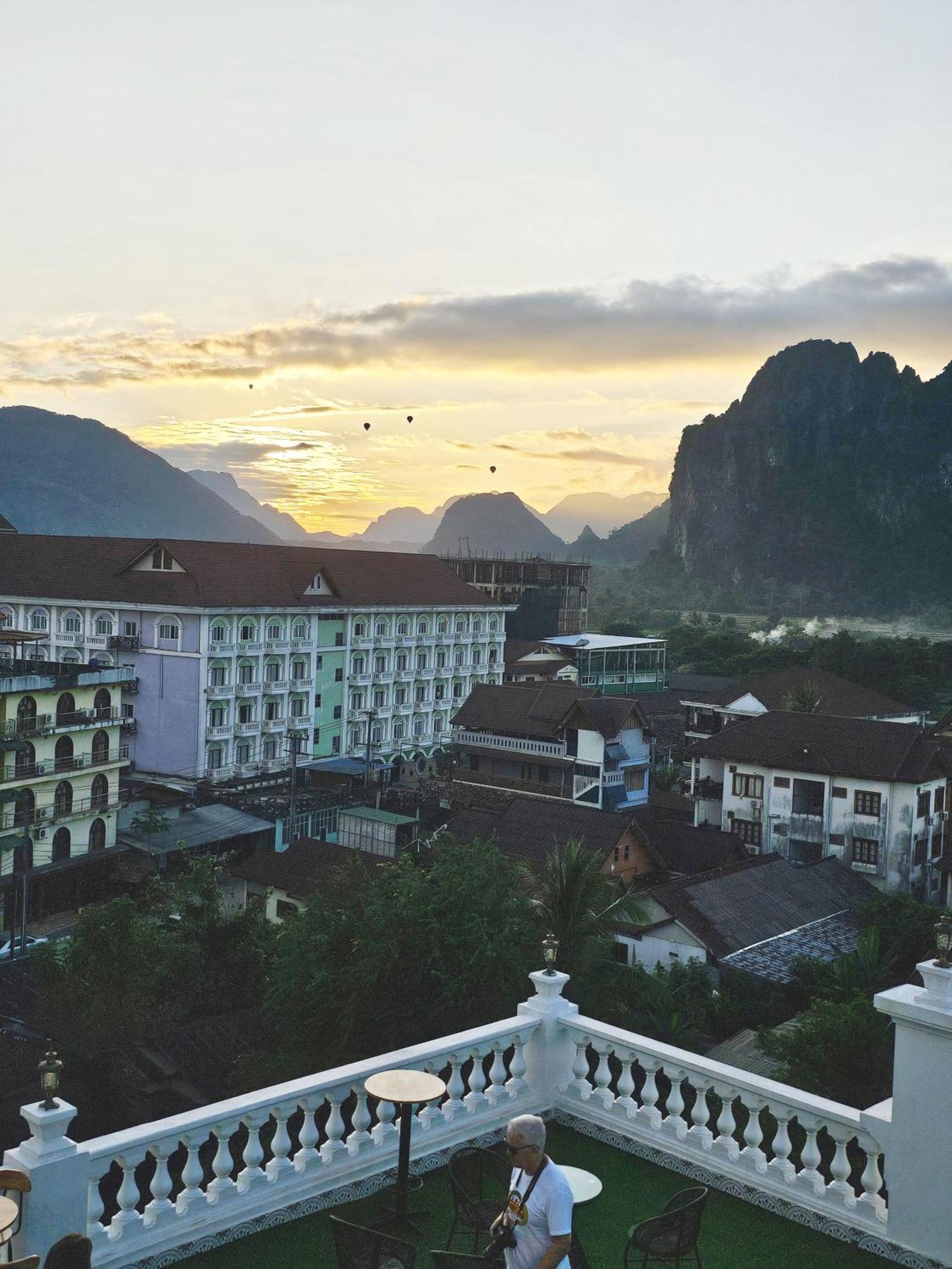 Sky Hotel Vang Vieng Exterior photo